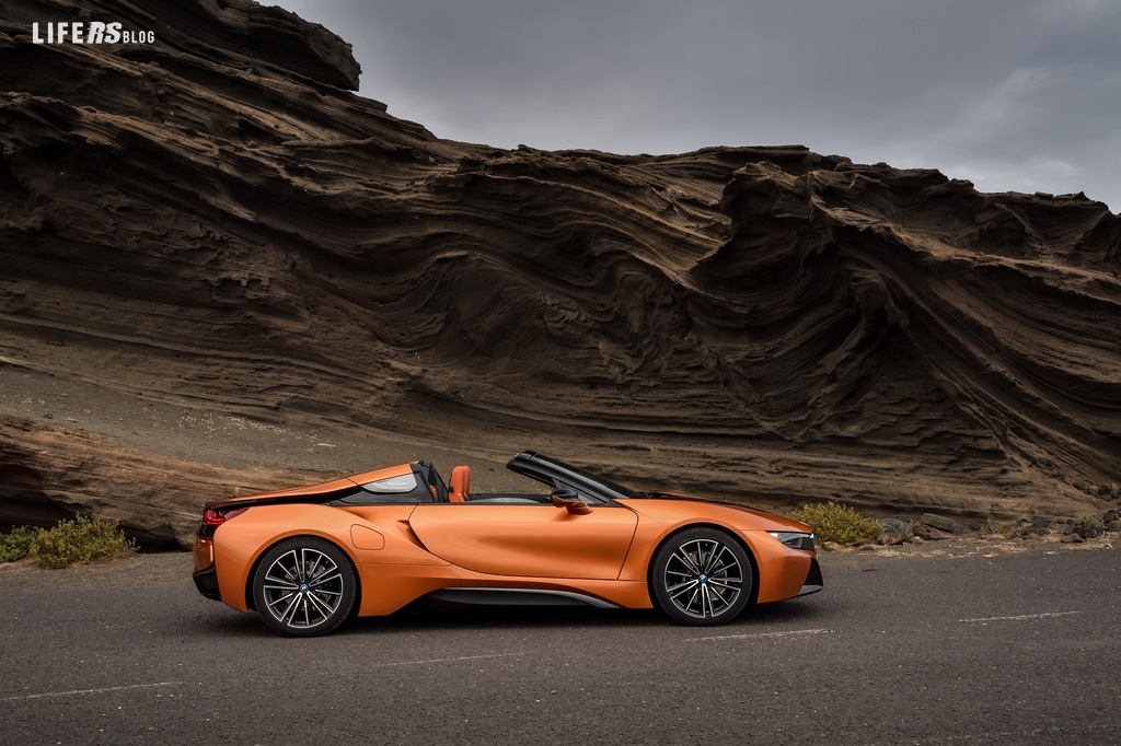 Nuova i8 Roadster l'auto open top sportiva del futuro