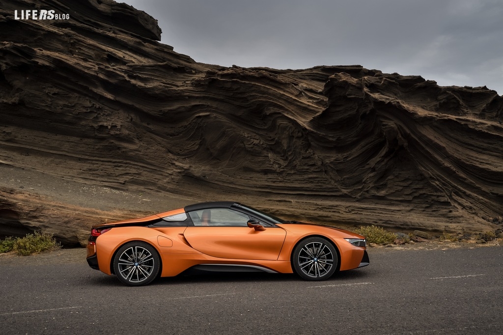 Nuova i8 Roadster l'auto open top sportiva del futuro