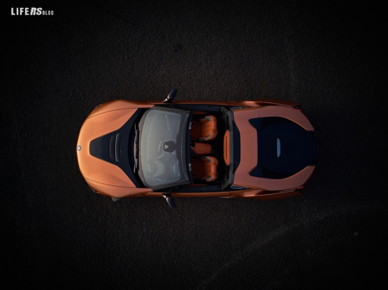 Nuova i8 Roadster l'auto open top sportiva del futuro