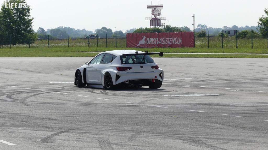 CUPRA e-Racer la prima turismo da gara ricaricabile