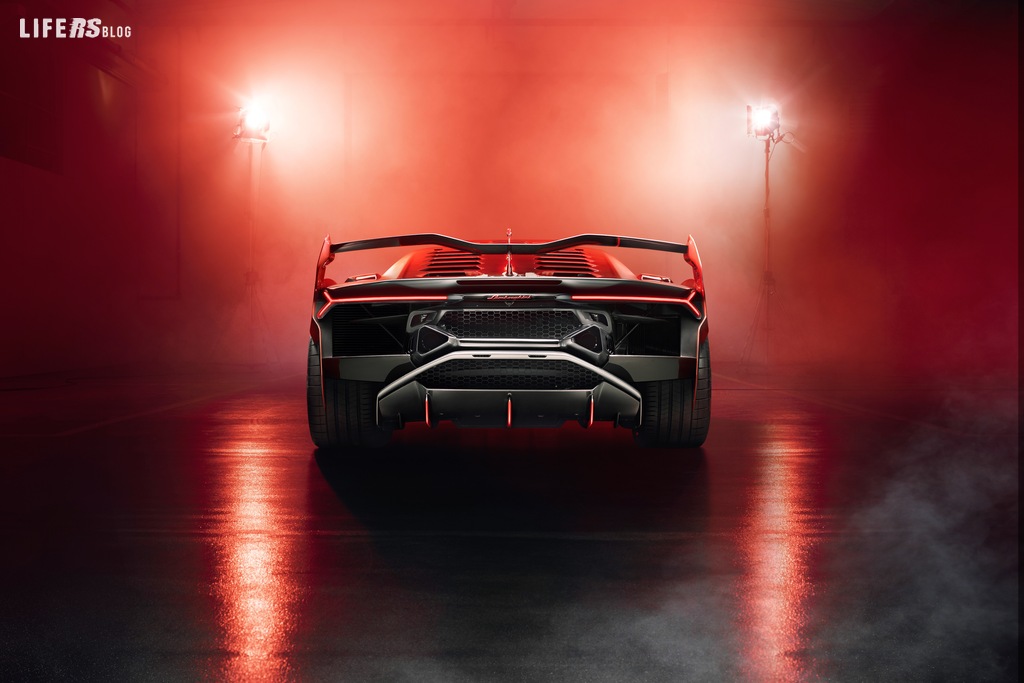 Lamborghini Squadra Corse presenta la SC18 Alston, la prima one-off nella storia del reparto motorsport di Sant’Agata Bolognese e la Urus ST-X Concept.