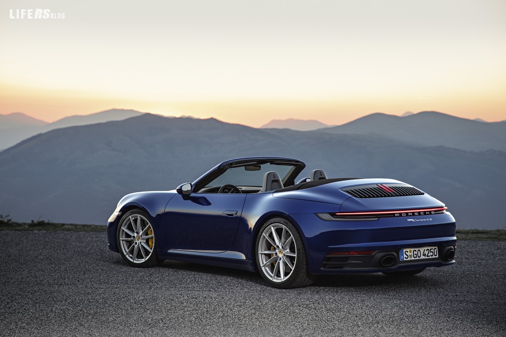 911 Cabriolet, riprende le linee moderne della Coupé ma si scopre!