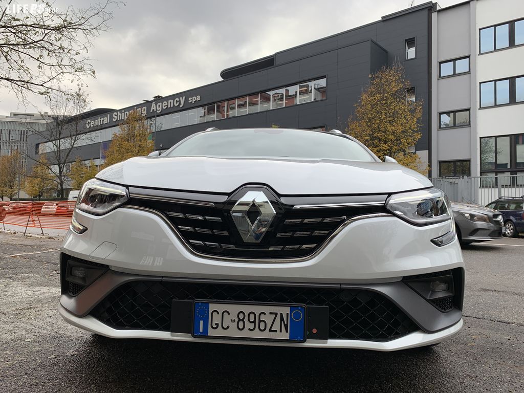 Sporter, la Nuova Mégane E-TECH Plug-in Hybrid 