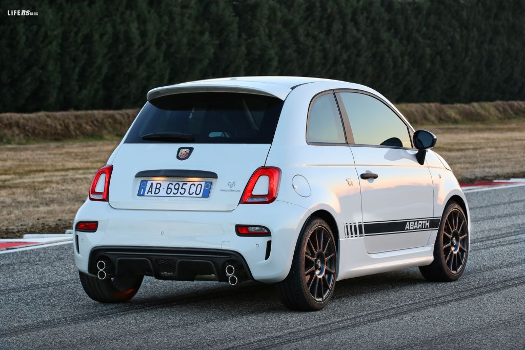 Nuova 695 l'Abarth top di gamma, diventa di "serie"