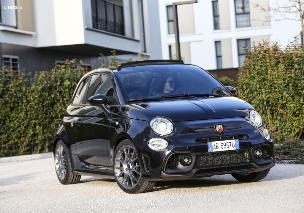 Nuova 695 l'Abarth top di gamma, diventa di "serie"