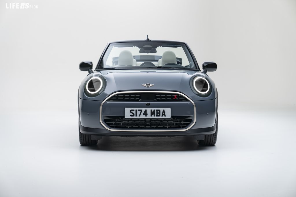 Cooper Cabrio completa l'attuale famiglia MINI